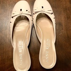 Anne Klein Cream Bow Decor Mules 9